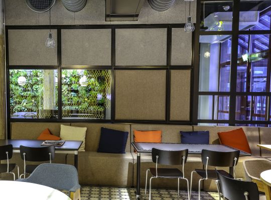 metallirunkoinen kangasverhoiltu seinäke